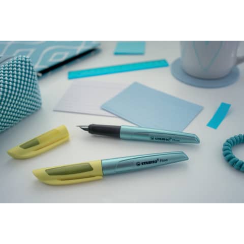 Penna stilografica Stabilo Flow Cosmetic - 0,5 mm - inchiostro blu - fusto giallo/azzurro metallizzato - 5072/5-41